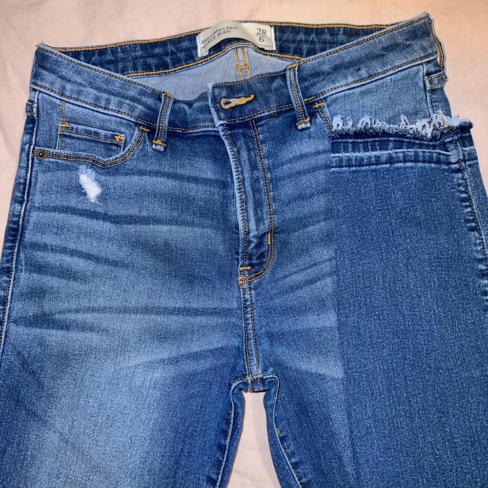 Ankle skinny jeans.